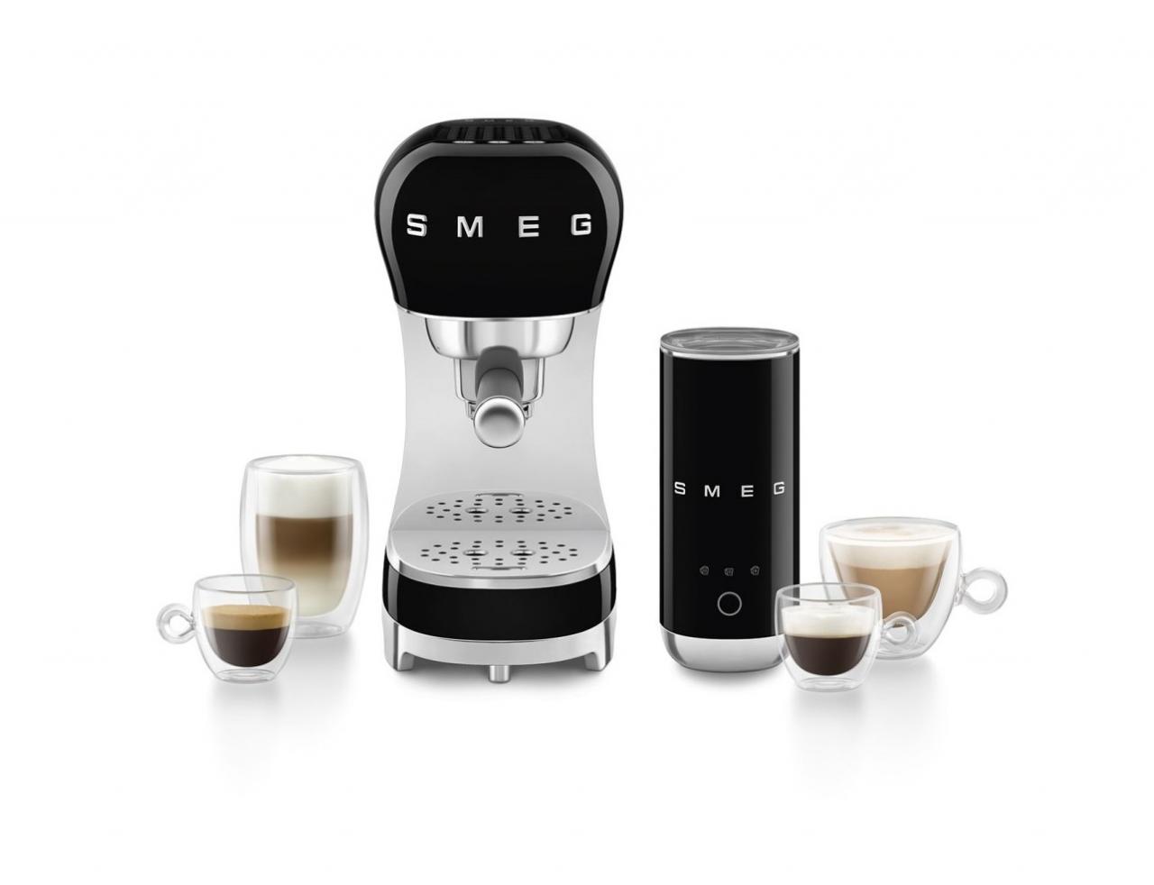 Кофемашина-эспрессо в комплекте со вспенивателем молока Smeg ECF12BLEU черный